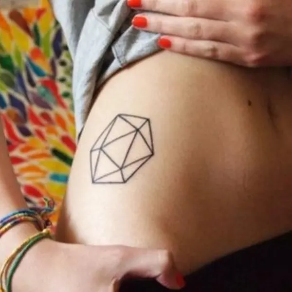 Tatuagem geométrica feminina de polígono