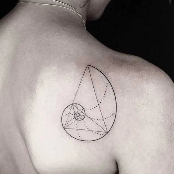 Tatuagem geométrica feminina de design
