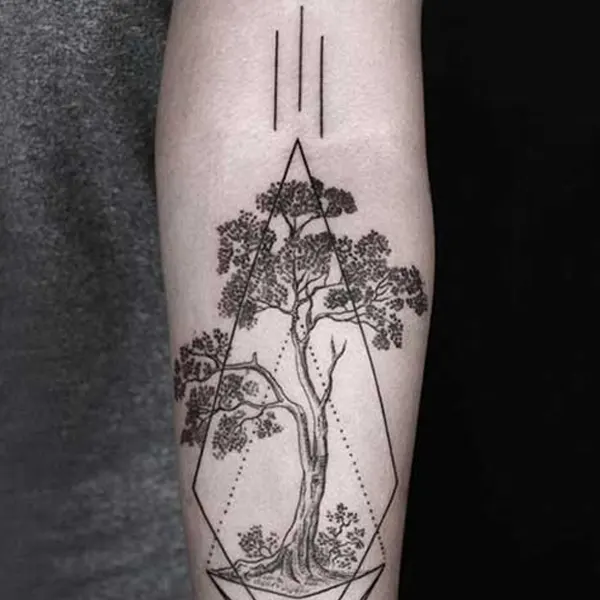 Tatuagem geométrica feminina de árvore