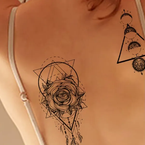 Tatuagem geométrica feminina com flor