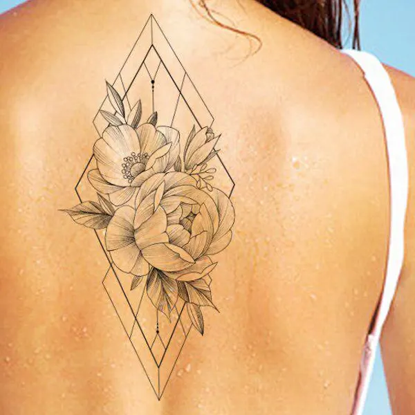 Tatuagem geométrica feminina floral