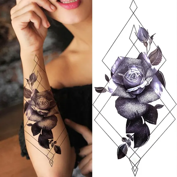 Tatuagem geométrica feminina com floral preto e branco