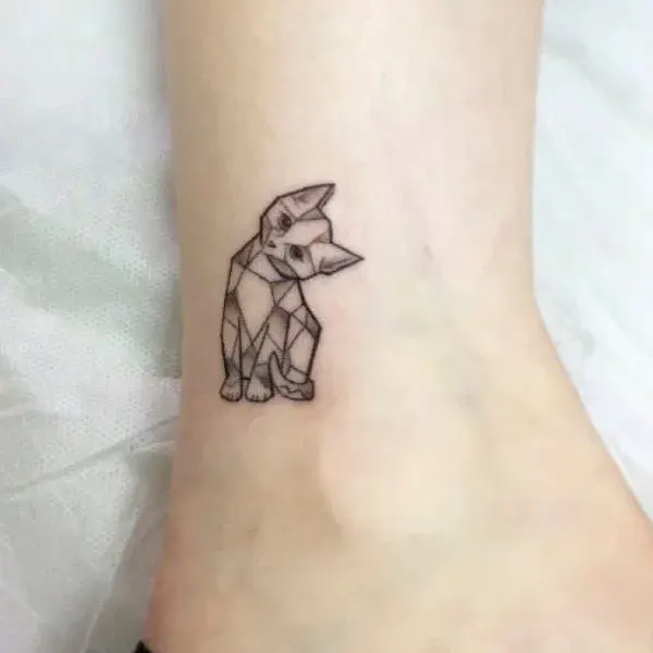 Tatuagem geométrica feminina de gato