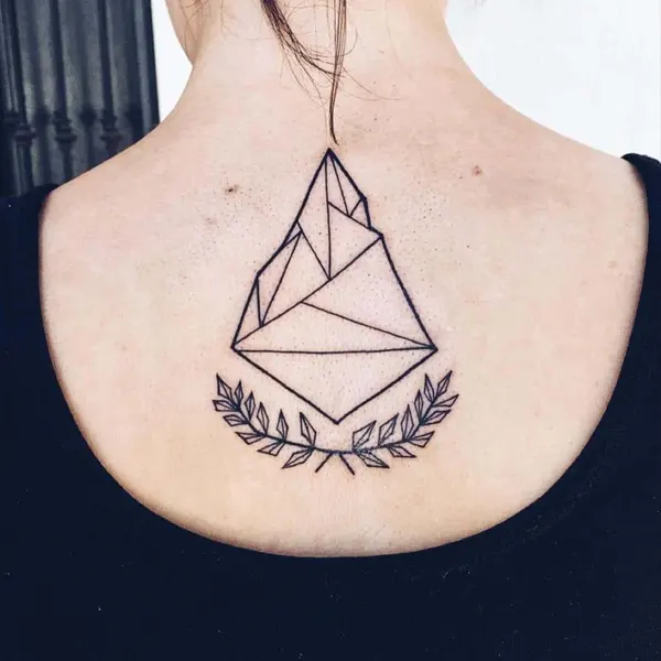 Tatuagem geométrica feminina de iceberg