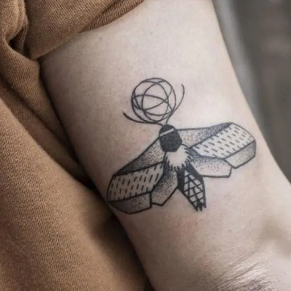 Tatuagem geométrica feminina de mariposa