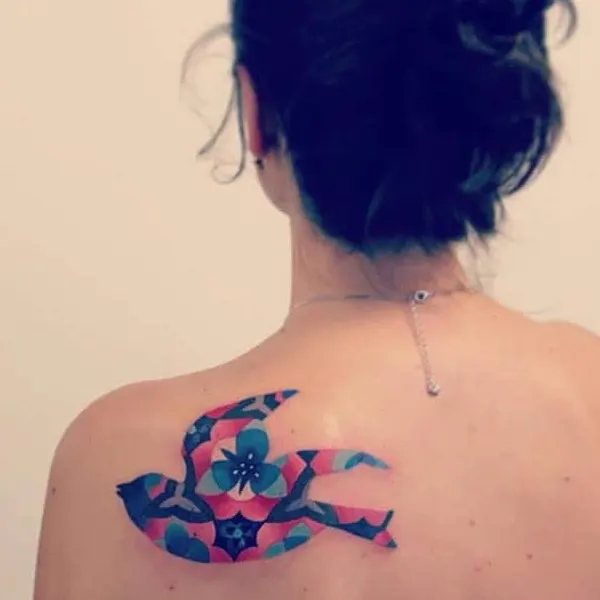 Tatuagem geométrica feminina de pássaro