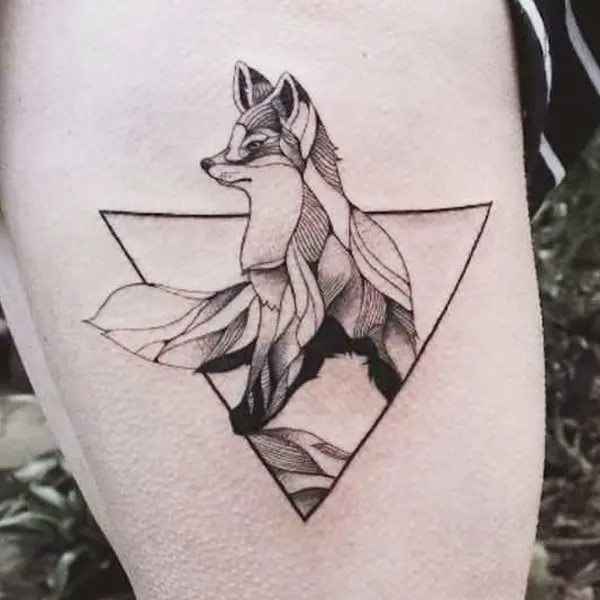 Tatuagem geométrica feminina de raposa preto e branca
