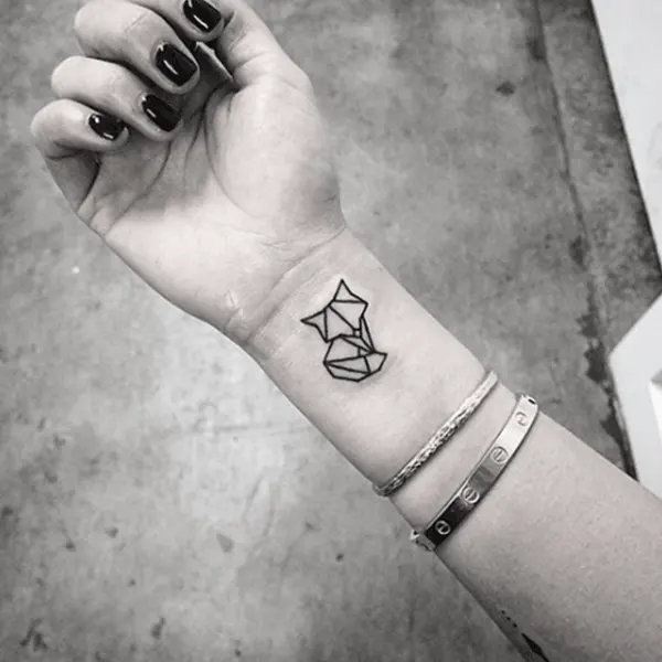 Tatuagem geométrica feminina de raposa delicada