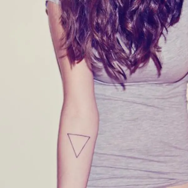 Tatuagem geométrica feminina triangular