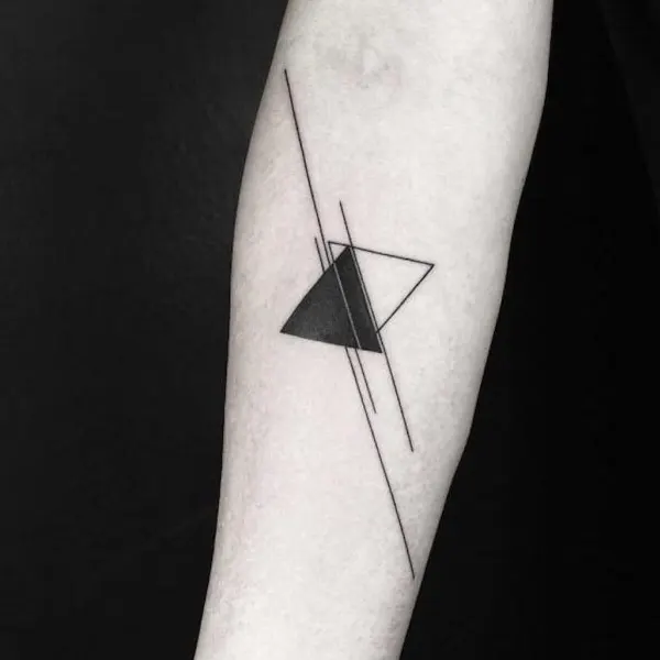 Tatuagem geométrica feminina com triângulos