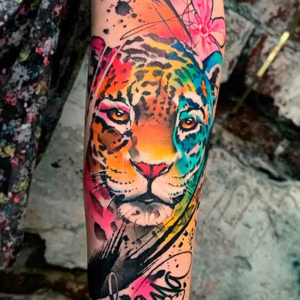tatuagem feminina no braço aquarela 2