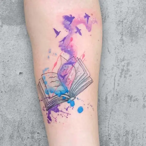 tatuagem feminina no braço aquarela 6