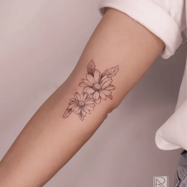 tatuagem feminina no braço fineline 1