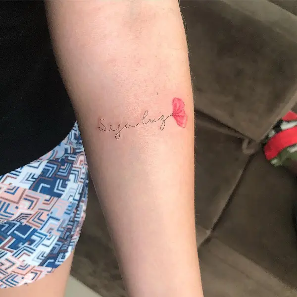 tatuagem feminina no braço fineline 2