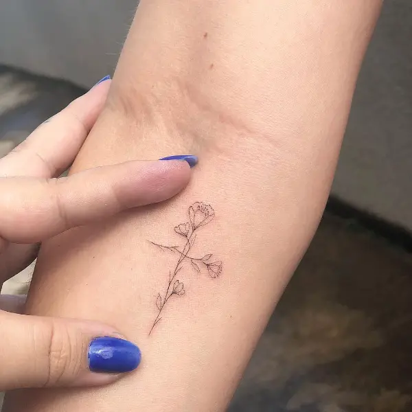 tatuagem feminina no braço fineline 3