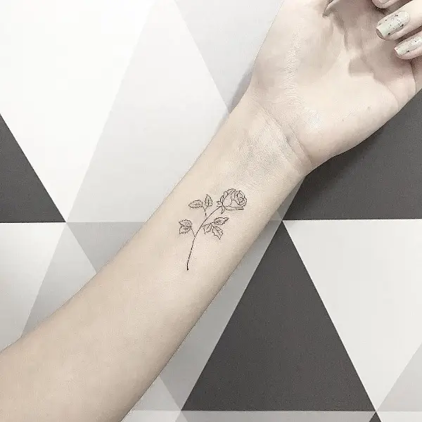 tatuagem feminina no braço fineline 5