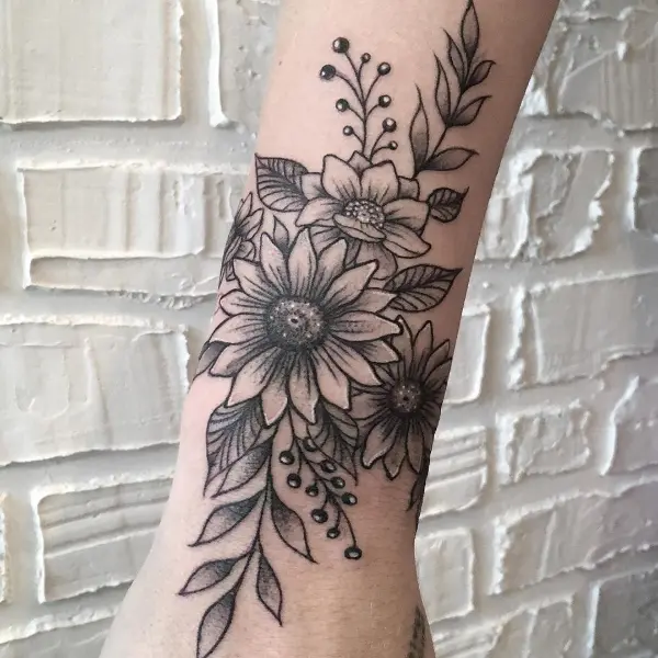 tatuagem feminina no braço floral 1