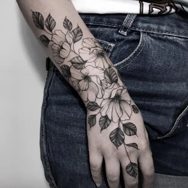 tatuagem feminina no braço floral 5