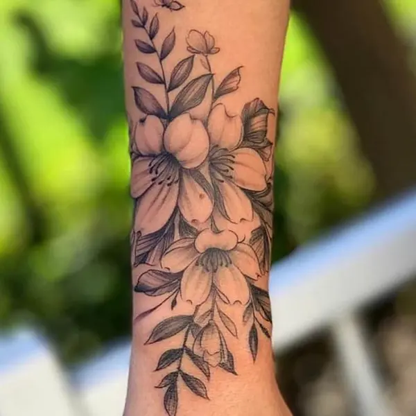 tatuagem feminina no braço floral 6