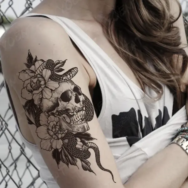 tatuagem feminina no braço old school 6