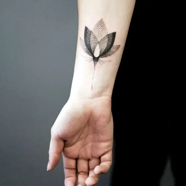 tatuagem feminina no braço pontilhismo 3