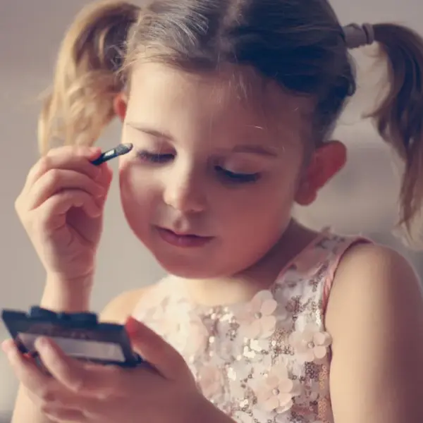 Maquiagem infantil: estamos transformando nossas crianças em