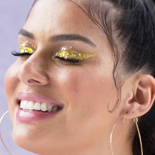 maquiagem com glitter dourado para o carnaval