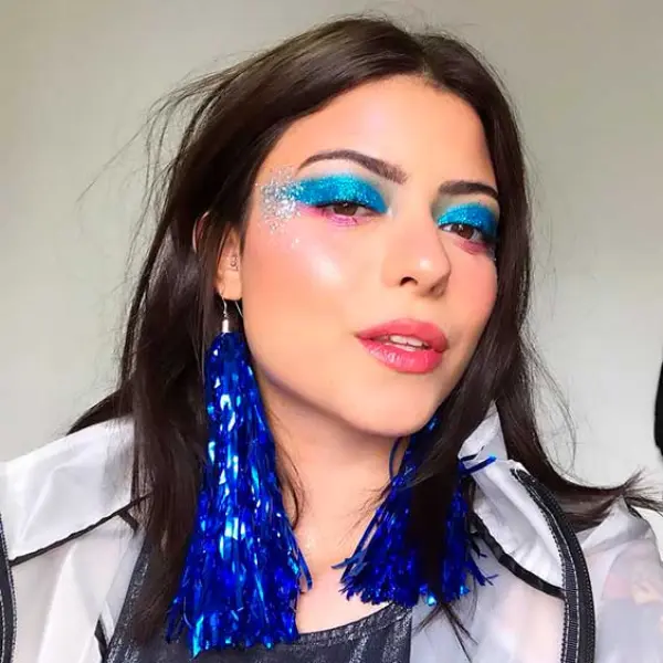 maquiagem com glitter azul para o carnaval