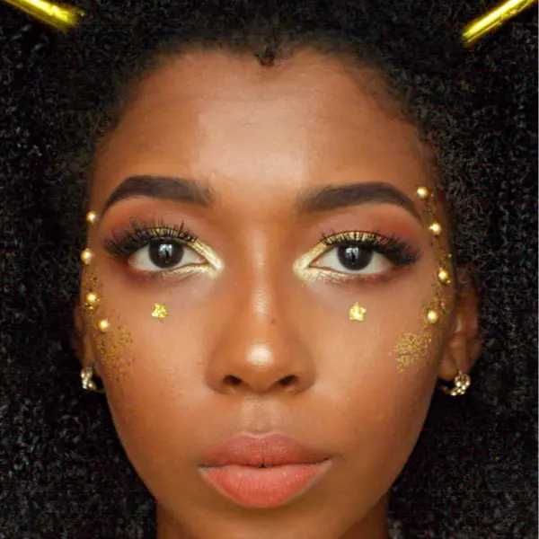 maquiagem de carnaval para pele negra com dourado
